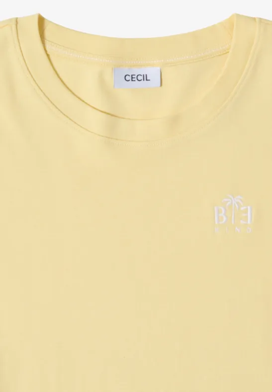 Helles gelbes T-Shirt mit Rundhals und kleinem weißen Logo auf der Brust
