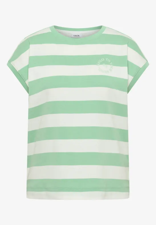 Locker geschnittenes T-Shirt mit hellgrünen und weißen Querstreifen und überschnittenen Ärmeln.