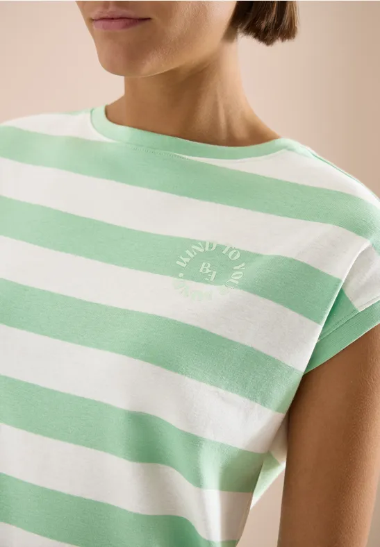 Eine Nahaufnahme einer Person in einem T-Shirt mit weißen und mintgrünen Streifen und kleinem Logo.