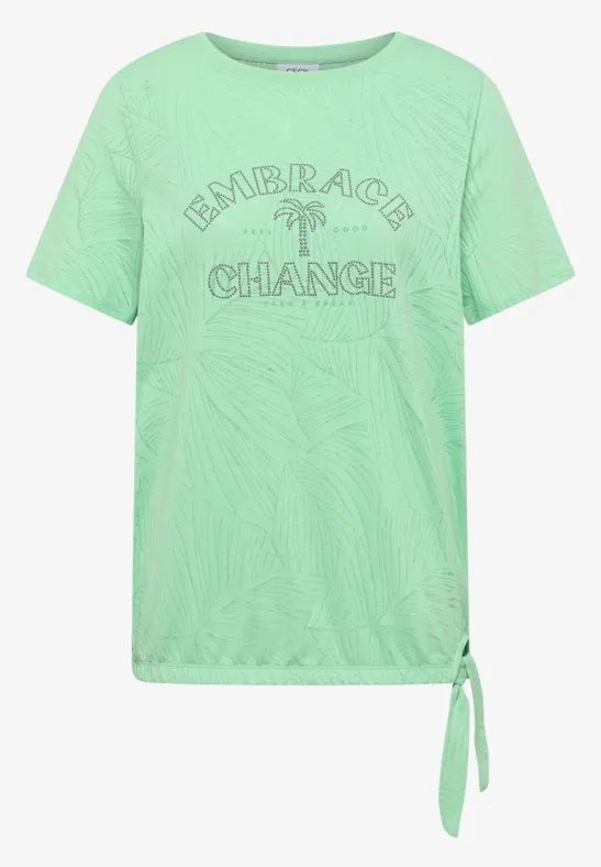 Grünes T-Shirt mit "Embrace Change"-Aufdruck und seitlichem Knotendetail