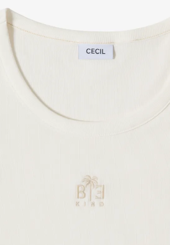 Cremefarbenes T-Shirt mit Rundhalsausschnitt, Markenlabel ‚CECIL‘ und kleinem ‚BE KIND‘-Schriftzug mit Palmenmotiv.