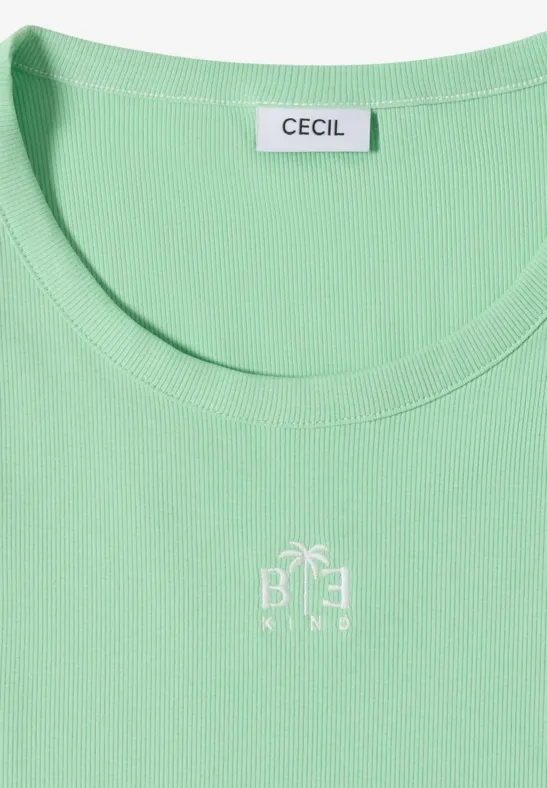 Helles, mintgrünes Damen-T-Shirt mit Rundhalsausschnitt, CECIL-Label am Kragen und „Be Kind“-Aufdruck.