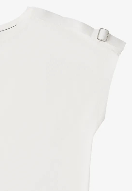 Weißes, ärmelloses Oberteil mit verstellbarem Schulterriemen und silberner Schnalle.