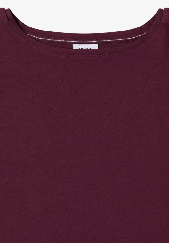 Ein einfaches, bordeauxrotes T-Shirt mit Rundhalsausschnitt.