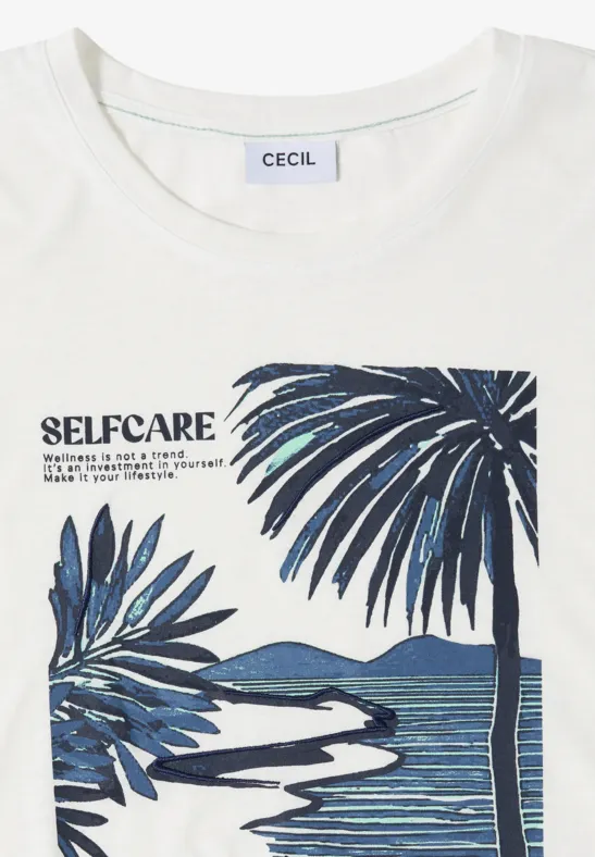 Weißes T-Shirt mit 'Selfcare'-Aufdruck und blauem tropischen Palmen- und Meeresmotiv.