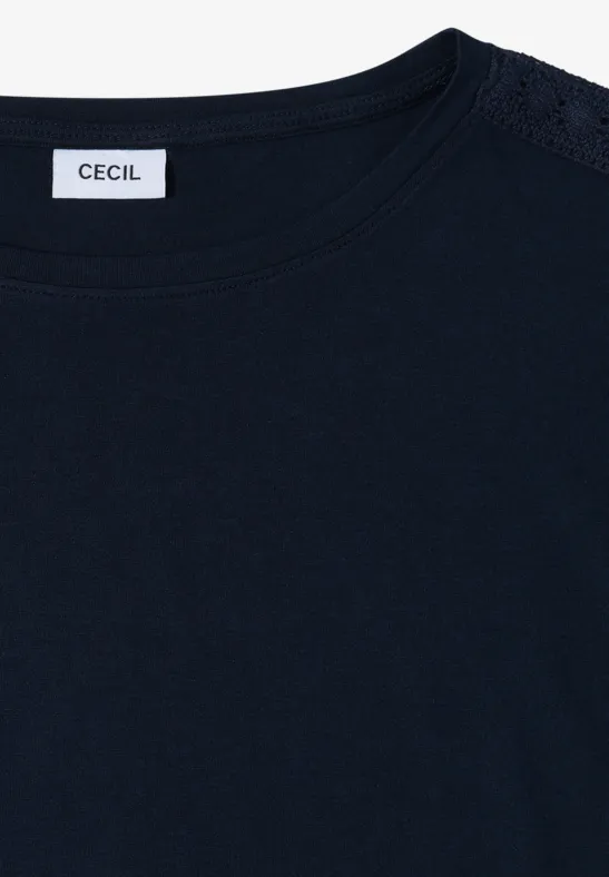 Dunkelblaues T-Shirt mit Rundhalsausschnitt und CECIL-Logo am Kragen.