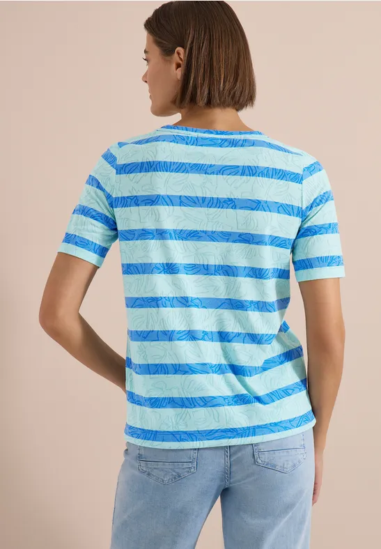 Personne de dos portant un t-shirt rayé bleu et un jean.