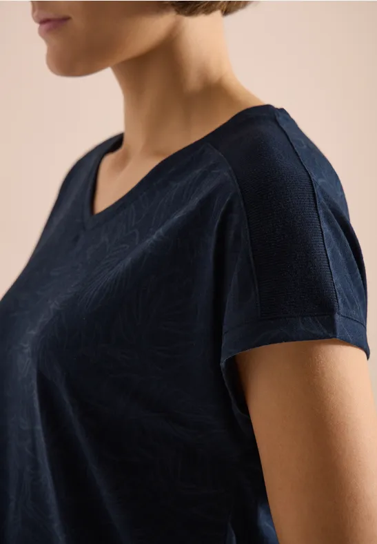 Dunkelblaues Damen-T-Shirt mit dezentem Blattmuster, V-Ausschnitt und kurzen Ärmeln.