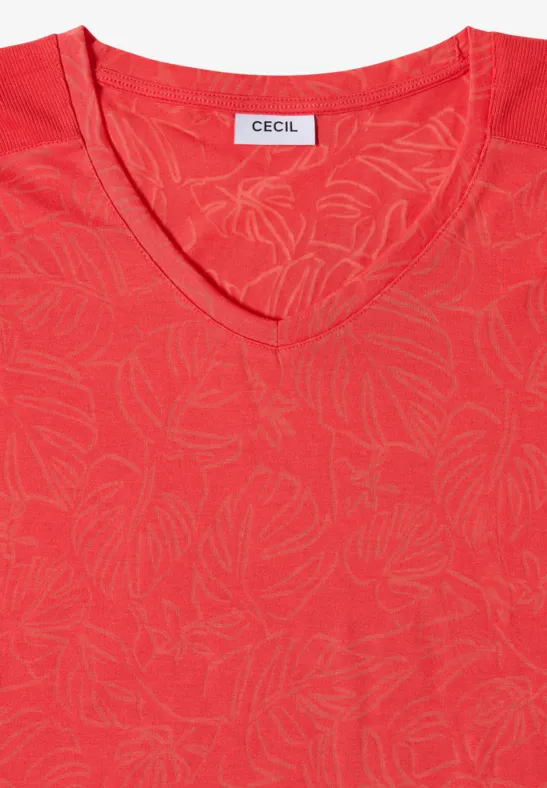 Rotes T-Shirt mit V-Ausschnitt und dezentem Blättermuster, gefaltet mit CECIL-Label.