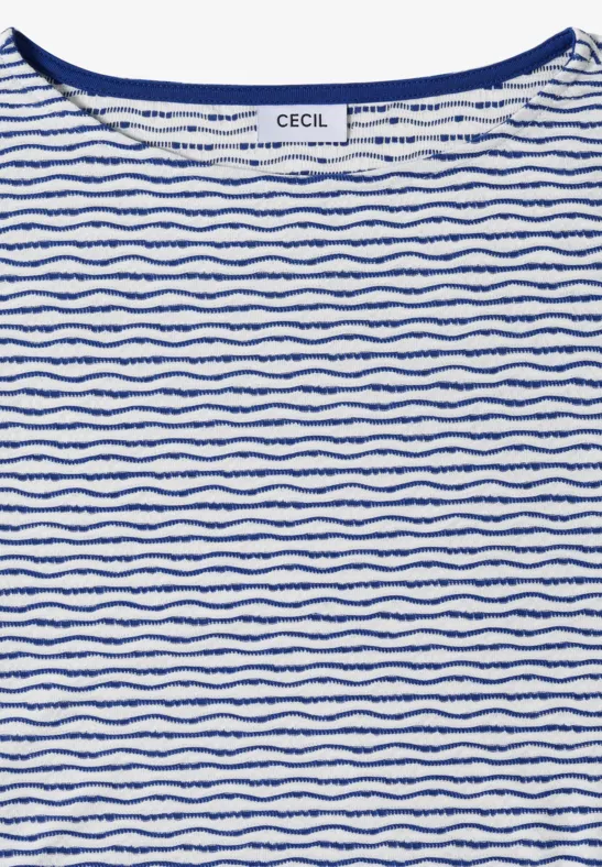 T-shirt blanc à col rond avec fines rayures bleues ondulées et irrégulières.