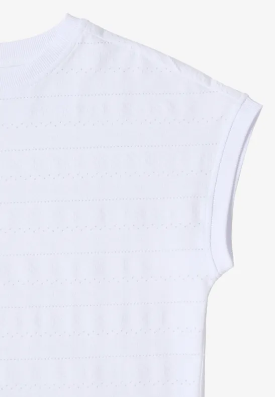 Weißes T-Shirt mit kurzem Ärmel und Rundhalsausschnitt, Detailaufnahme von Schulter und Ärmelansatz.