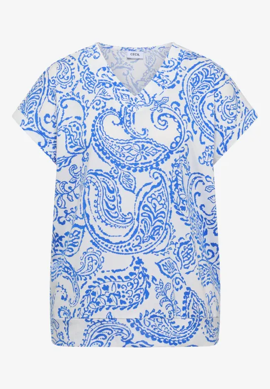 Witte V-hals top met blauw paisleyprint.