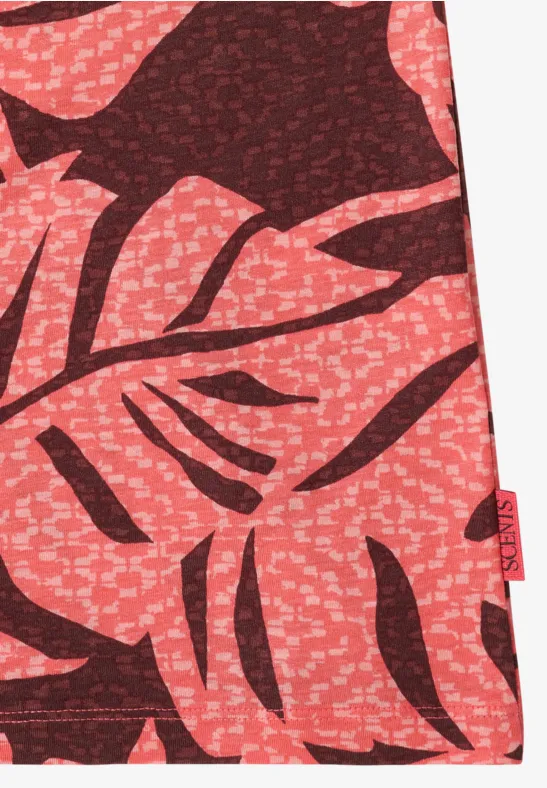 Rosa-rote Stoffbahn mit dunkelbraunem, abstraktem Blattmuster.