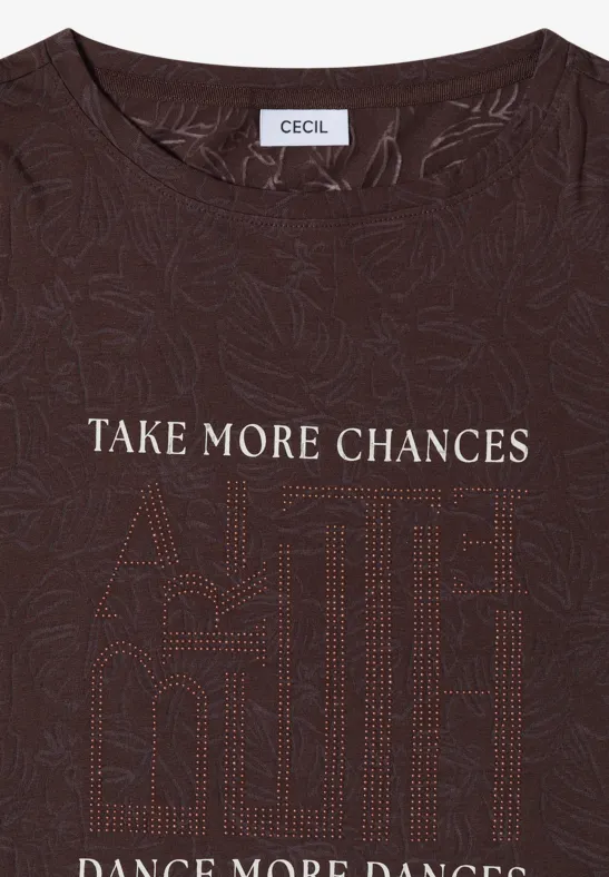 Braunes T-Shirt mit Aufschrift "TAKE MORE CHANCES" und angedeuteter Stadtgrafik