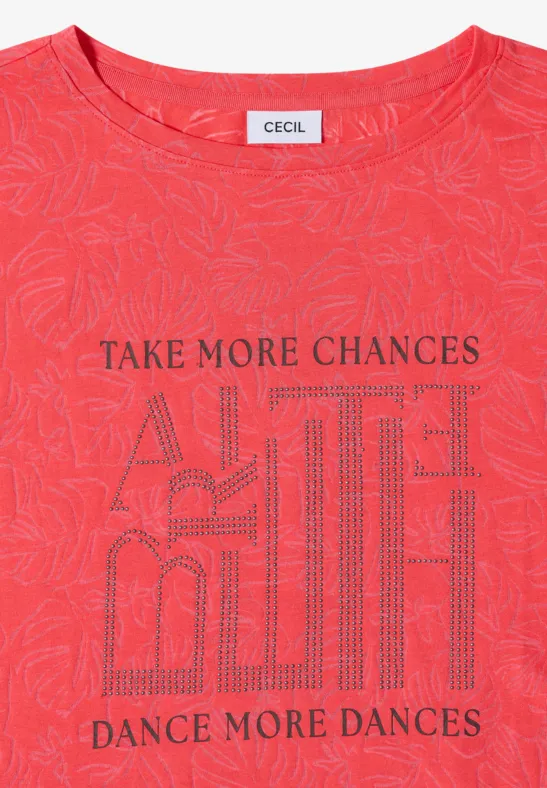 Rotes T-Shirt mit englischem Schriftzug Take more chances, dance more dances und stylisierter Grafik