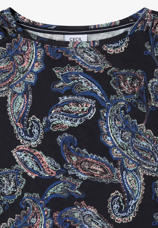 Schwarzes Oberteil mit blauem und rotem Paisley-Muster.