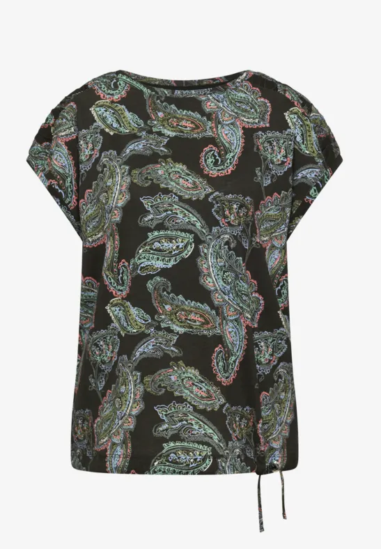 Locker geschnittenes schwarzes T-Shirt mit buntem Paisley-Muster, kurzen Ärmeln und seitlichen Kordelzügen.