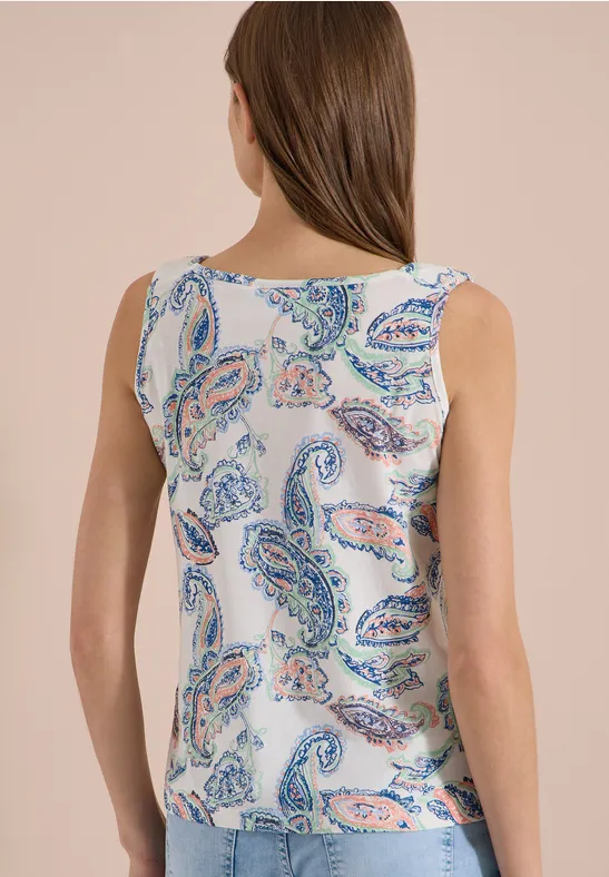 Weißes ärmelloses Top mit pastellfarbenem Paisley-Muster, Rückansicht an einem Model.