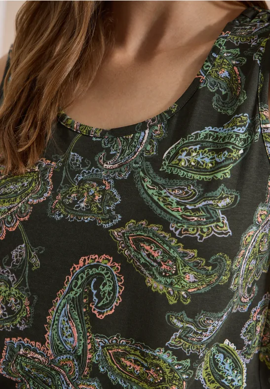 Schwarzes Damenoberteil mit farbigem Paisley-Muster in Grün, Blau, Orange und Türkis.