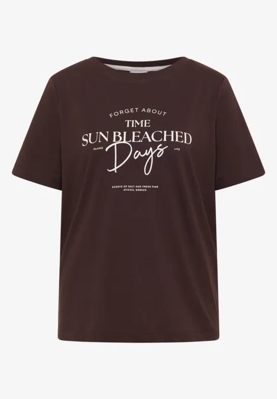 Braunes T-Shirt mit Rundhalsausschnitt und weißem Schriftzug 'Forget About The Time Sun Bleached Days'.