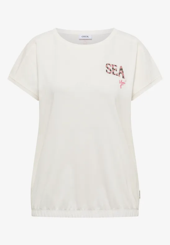 Weißes kurzärmeliges Shirt mit roten Buchstaben SEA und kleinem Seestern-Motiv auf der Brust.