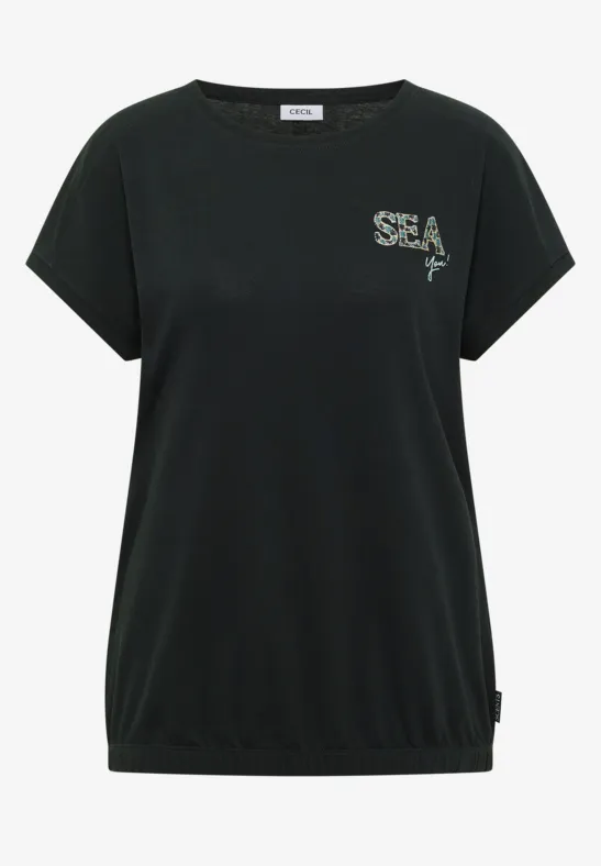 Schwarzes, weites T-Shirt mit kurzen Ärmeln, elastischem Saum und kleinem "SEA"-Print auf der linken Brust.