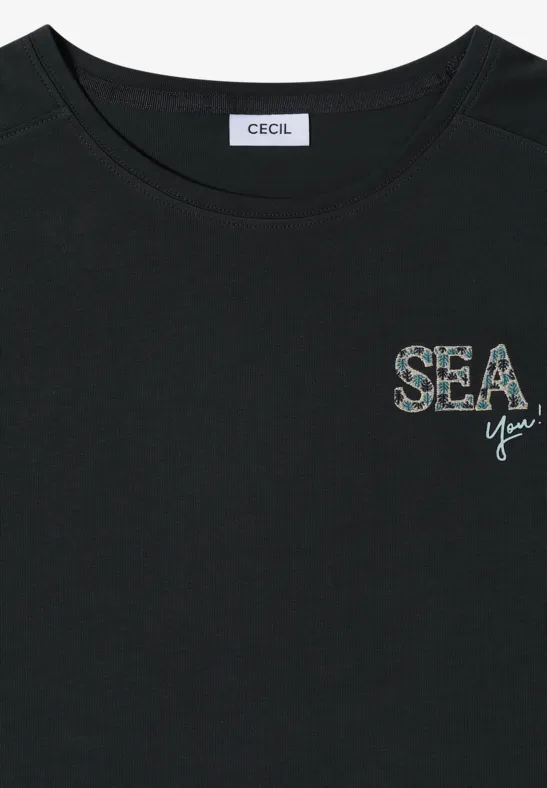 Schwarzes T-Shirt mit aufgedrucktem Pailletten-Schriftzug 'SEA' und kleinem 'You' neben der Brust.