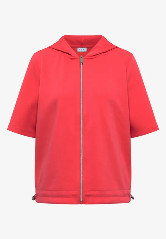 Rote Kapuzenjacke mit Reißverschluss und kurzen Ärmeln.