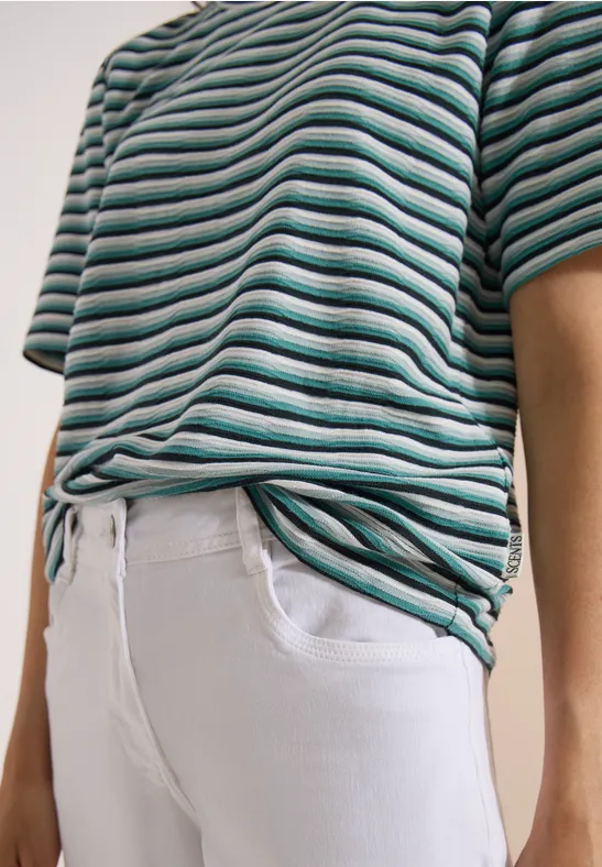 Oberkörper mit grün-weiß gestreiftem T-Shirt und weißen Hosen