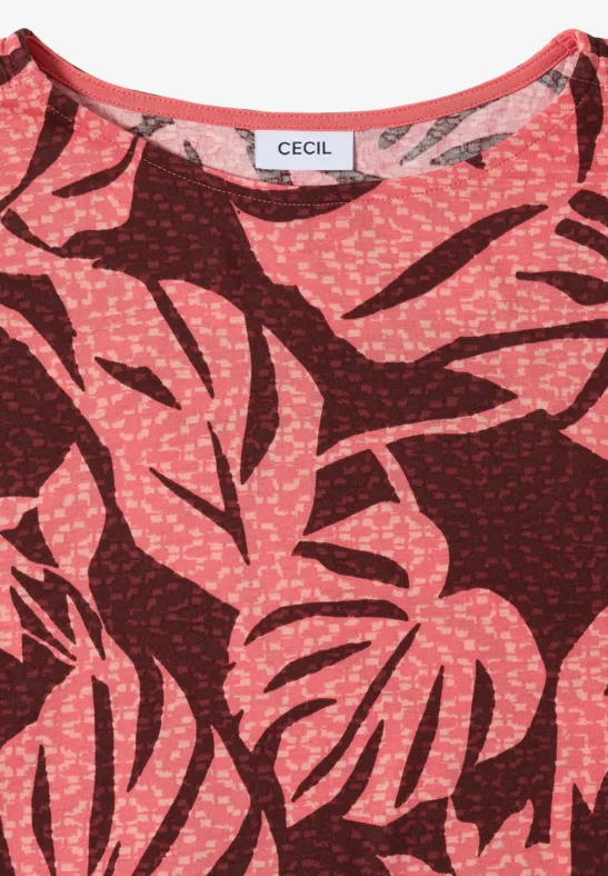 Rundhals-Shirt in dunklem Burgundrot mit rosa Tropenblättern und CECIL-Label am Kragen.