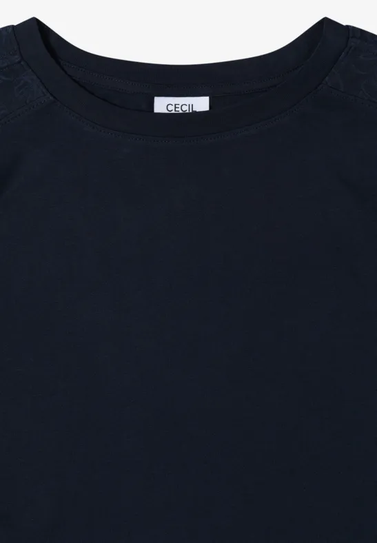 Ein schlichtes, dunkelblaues kurzärmeliges T-Shirt mit Rundhalsausschnitt, flach liegend abgebildet.