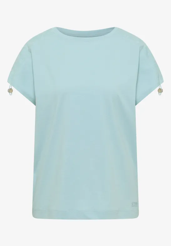 Hellblaues Kurzarmshirt mit Perlenbesatz an den Ärmeln.