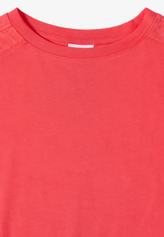 Rood T-shirt met korte mouwen en ronde hals.
