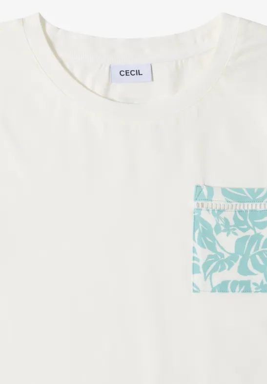 Weißes T-Shirt mit türkis gemusterter Brusttasche.