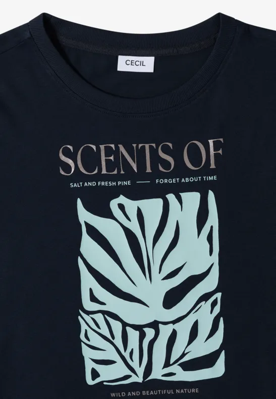 Schwarzes T-Shirt mit 'SCENTS OF'-Schriftzug, Blattgrafik und kleinem 'Salt and Fresh Pine - Forget About Time'-Text.