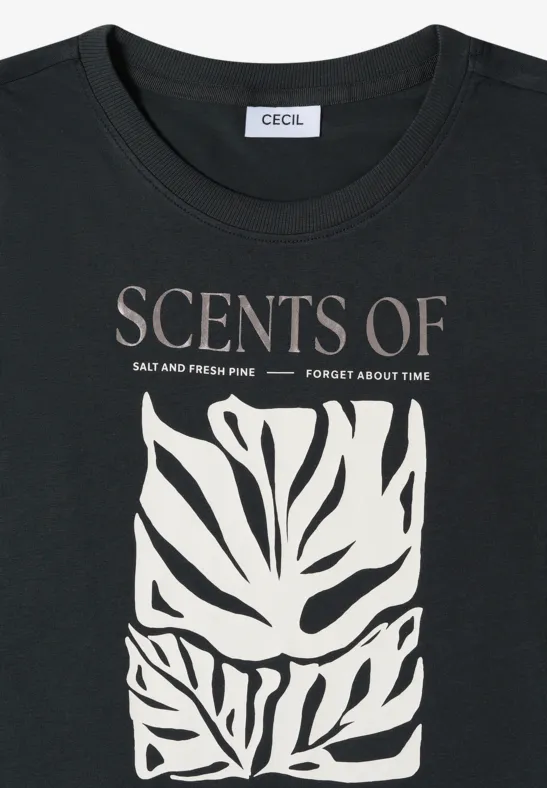 Schwarzes T-Shirt mit weißem Blätterprint und Text 'SCENTS OF SALT AND FRESH PINE' vorne.