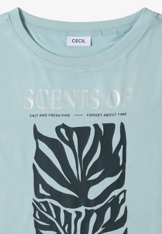 Mintgrünes T-Shirt mit 'SCENTS OF'-Schriftzug, kleinem Naturtext und dunklem Blattmotiv.