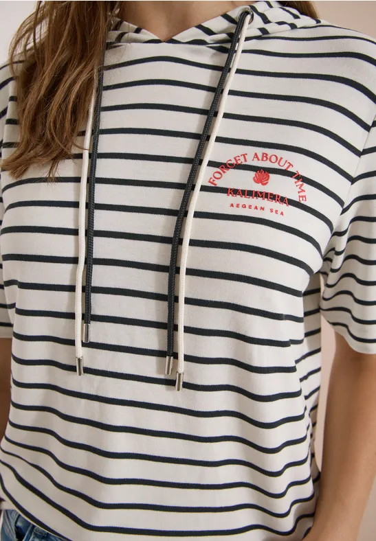 Wit-zwart gestreept kort kapuzen-T-shirt met aantrekkoordje en rode tekst.