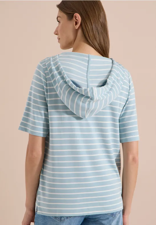 Achteraanzicht van een persoon in lichtblauw-wit gestreept capuchonshirt met korte mouwen voor neutrale achtergrond.