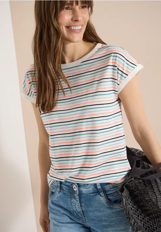 Frau in gestreiftem T-Shirt, Jeans und Netzbeutel.