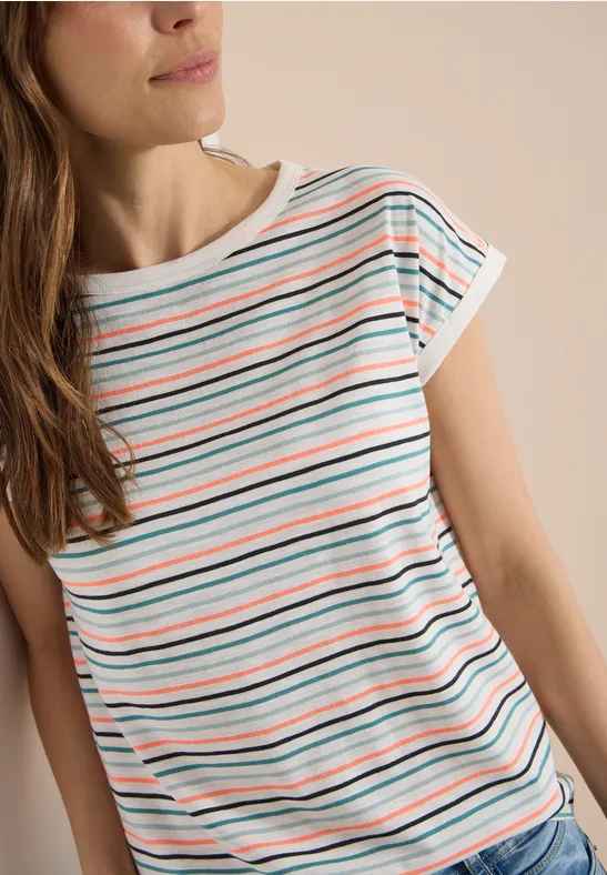 Frau in kurzärmligem, gestreiftem T-Shirt mit bunten horizontalen Streifen in Pastelltönen.
