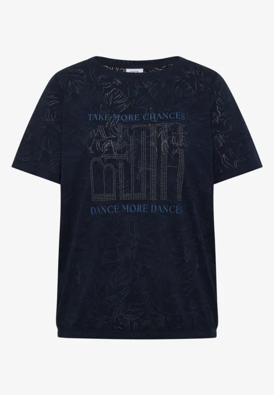 Dunkelblaues T-Shirt mit Paisley-Muster und blauem Schriftzug 'Think More Change, Dance More Dance'.