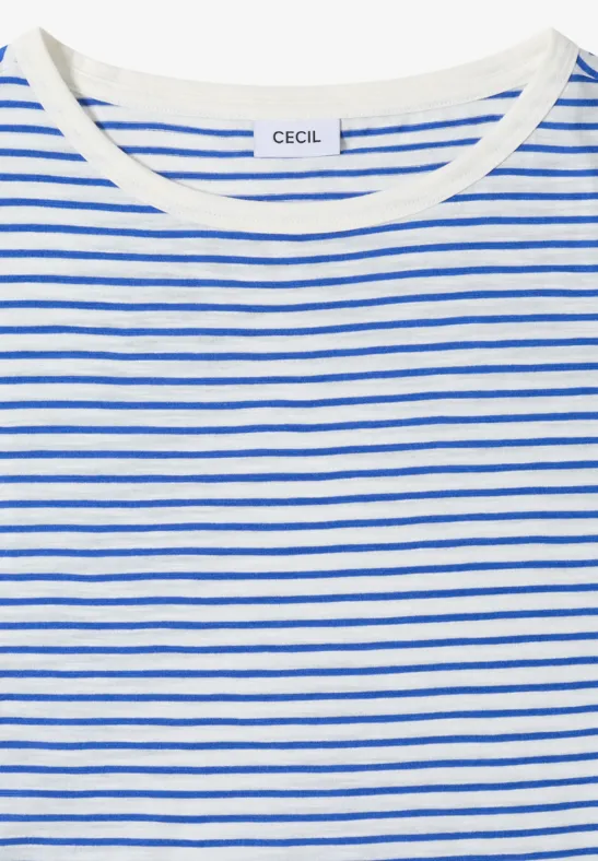 Weißes Shirt mit schmalen blauen Streifen und Rundhalsausschnitt.