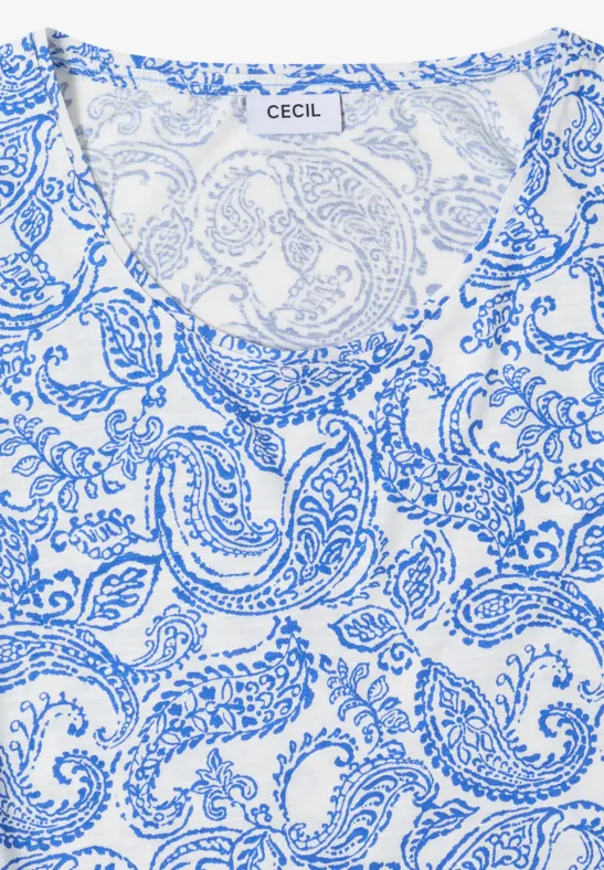 Weißes Kurzarm-Shirt mit blauem Paisley-Muster.
