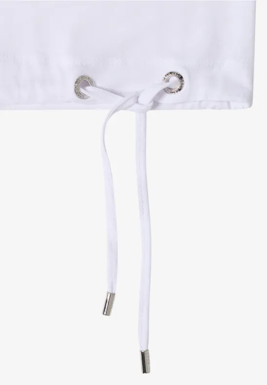Tissu blanc avec cordon passant par deux œillets, look épuré.