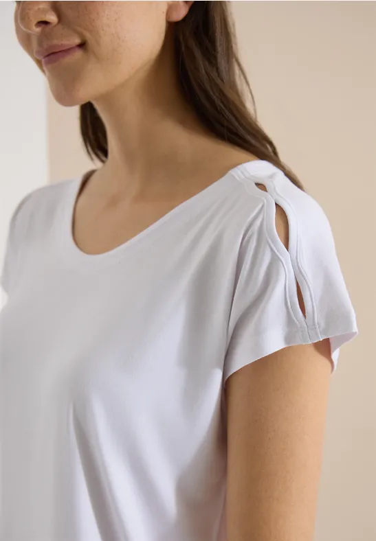 T-shirt blanc femme à encolure dégagée et manches courtes, détails d'épaule ajourés.