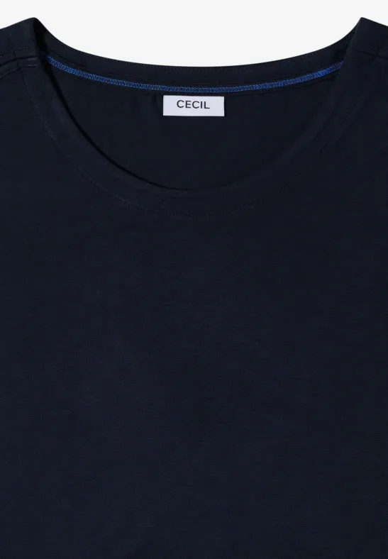 Un t-shirt uni bleu foncé à col rond, avec l’étiquette 'CECIL' dans le dos du col.