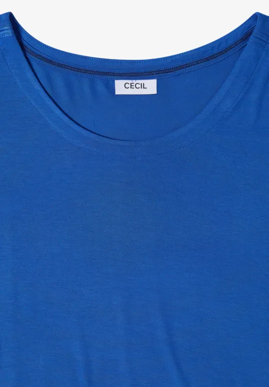 Un t-shirt bleu uni à col rond avec une petite étiquette portant l’inscription « CECIL ».