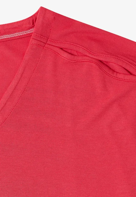 T-shirt rouge à col en V, coutures apparentes au niveau de l'encolure.