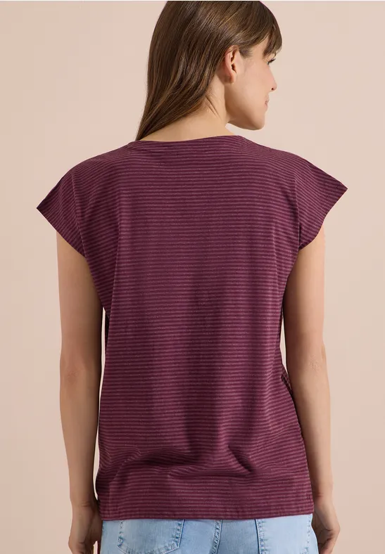 Rückansicht einer Frau im lila T-Shirt mit feinen Streifen, kurzen Ärmeln und rundem Ausschnitt.